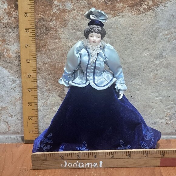 Vintage Avon Porcelain Victorian Doll 8 Inch Tall 1987 - Picture 10 of 12